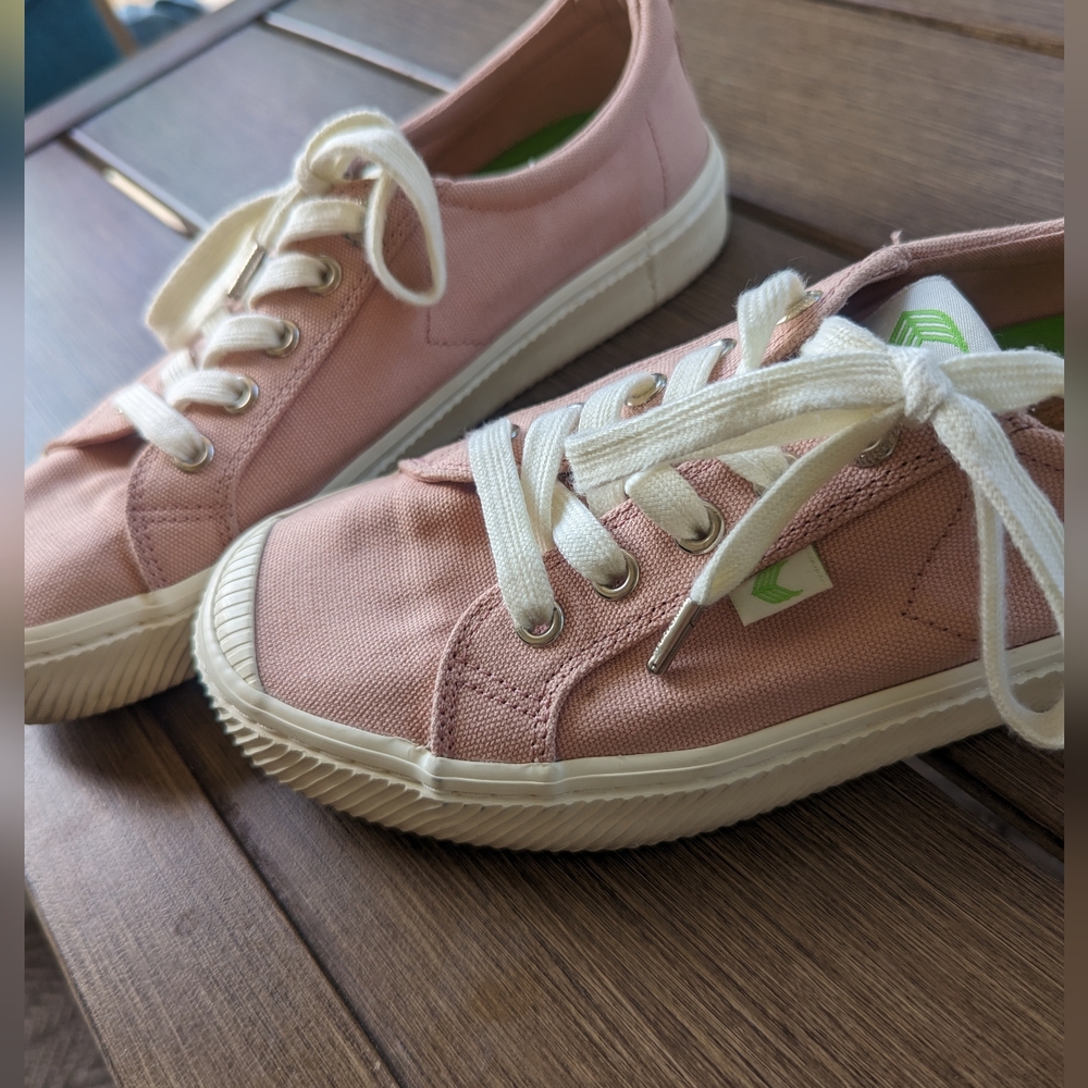 Cariuma Blush Sneaker Size 8 View 2